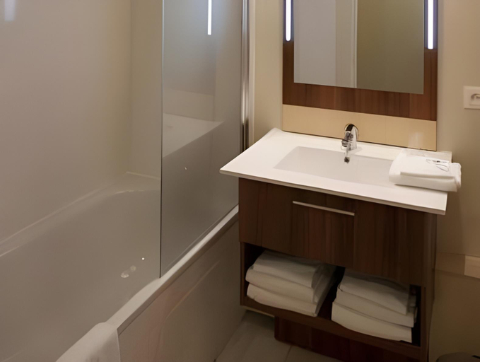 Bathroom 3, Villa Val Senart 1ere Avenue, Essonne