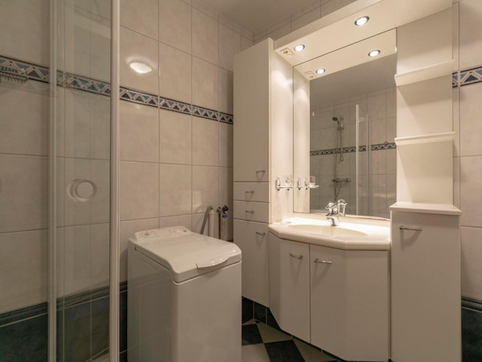 Bathroom 2, Apartment in Callantsoog near Beach Access, Zijpe