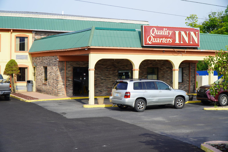 Exterior & Views 1, QUALITY QUARTERSINN, Madison