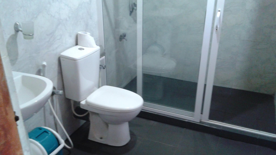 Bathroom, Palm Beach Nilaveli, Kuchchaveli