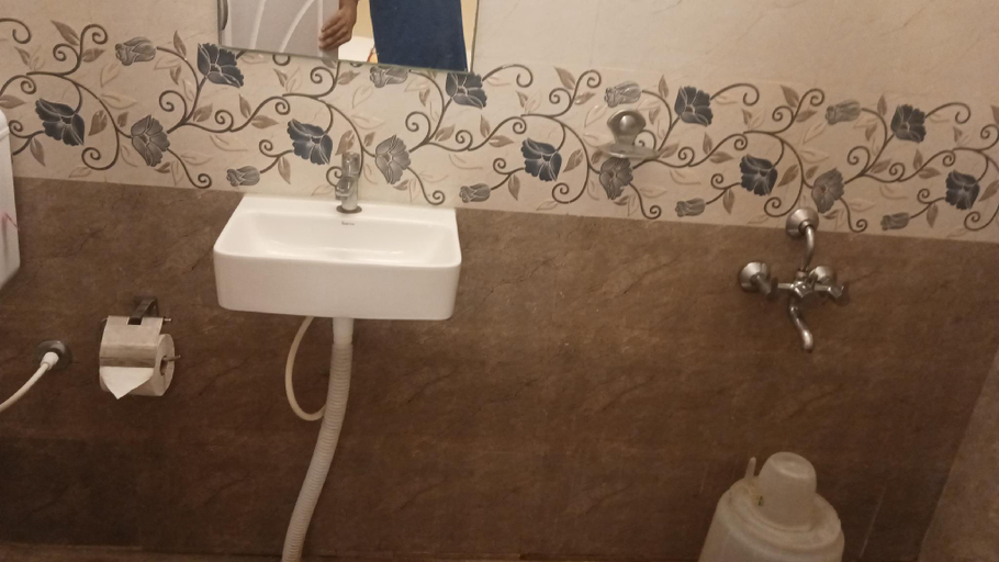 Bathroom 2, Neighbour Inn - Near Chennai Trade Centre & Miot Hospital, Chennai