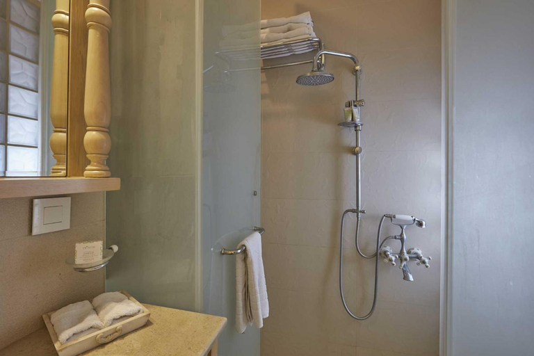 Bathroom 3, Le Telegraphe De Belle-Vue, Aley