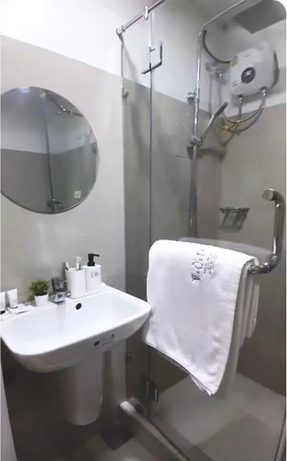 Bathroom, The Q's Place, Pasay City