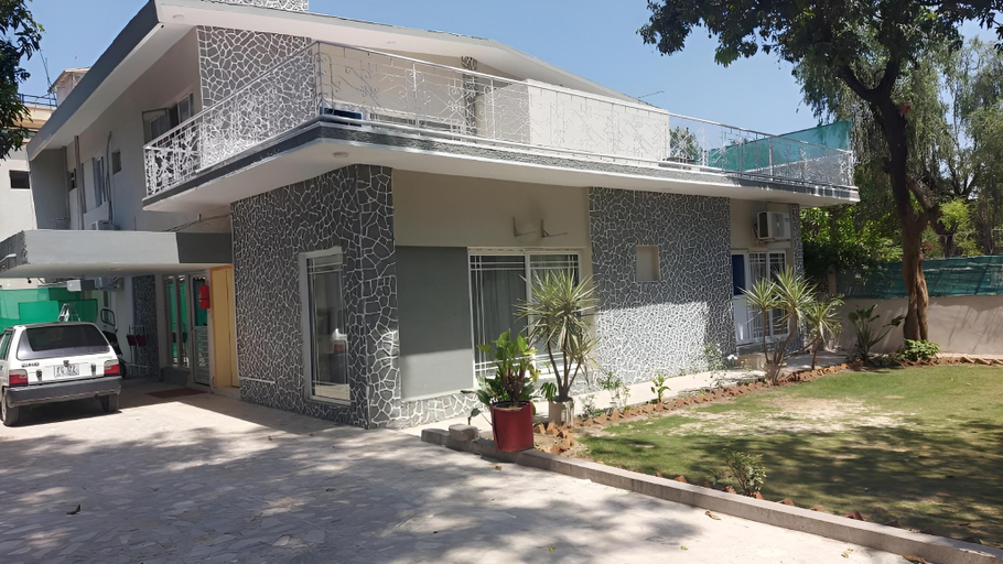 Exterior & Views