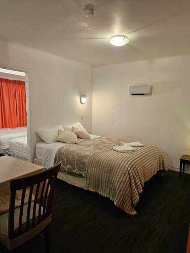 Bedroom 2, Park Lodge Motel, Waipa