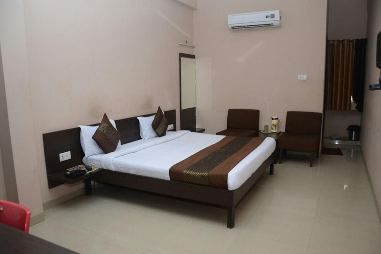 Bedroom 5, Abhinav Hotel, Dewas