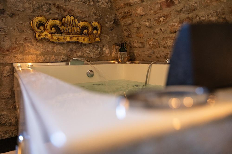 Bathroom 5, Castello Valenzino, Perugia