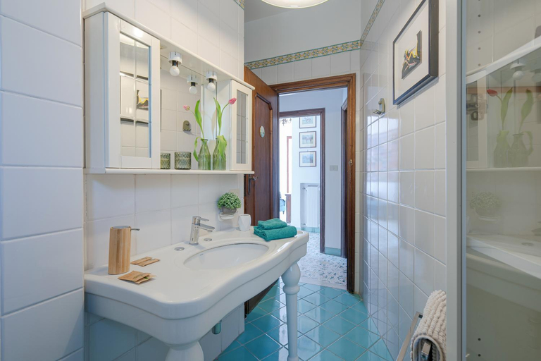 Bathroom 3, Villa La Galetta, Napoli