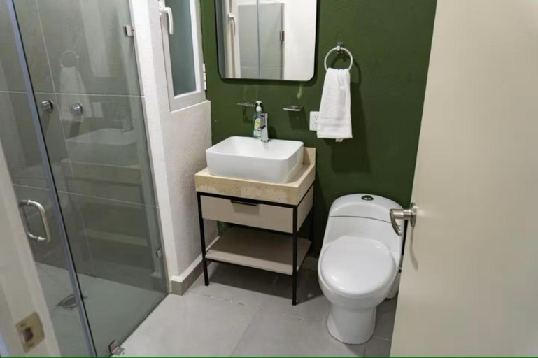 Bathroom 4, WUER Expiatorio, León