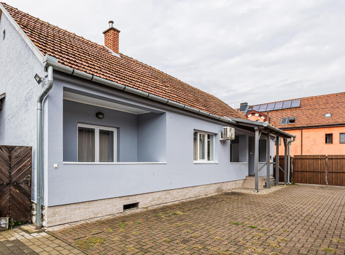 Others 5, Borostyan Pihenohaz, Eger