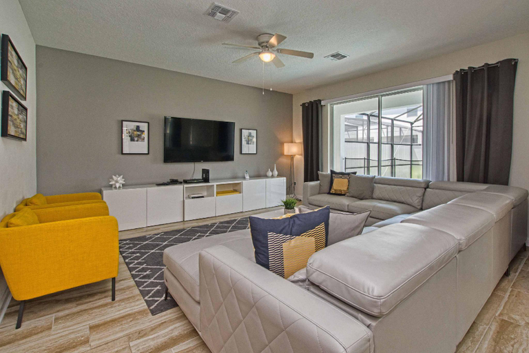 4, Spacious 6 Bed Home With Pool in Storey Lake, Osceola
