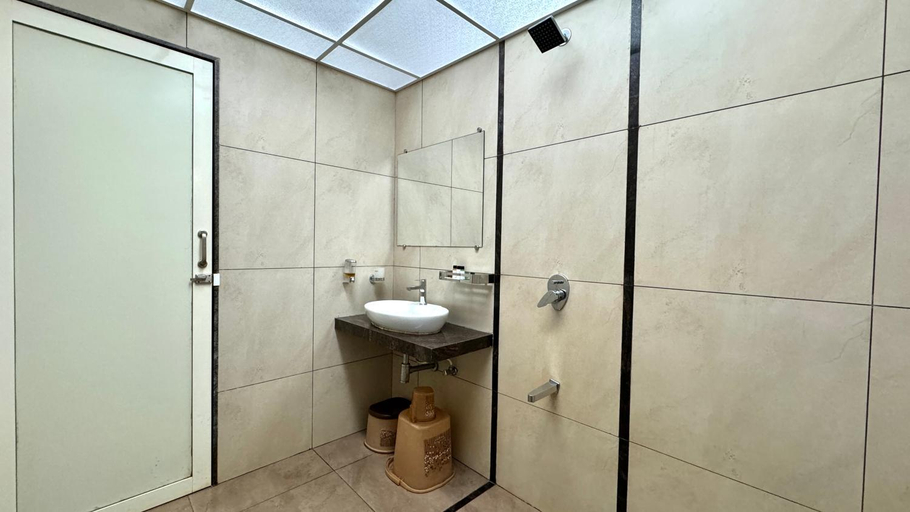 Bathroom 3, Hotel Sadhana Executive- Dapoli, Ratnagiri