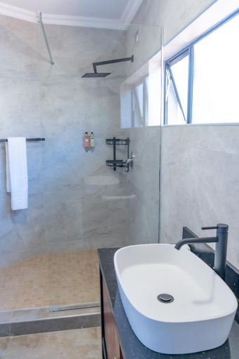 Bathroom 3, Kasambabezi Lodge, Hwange