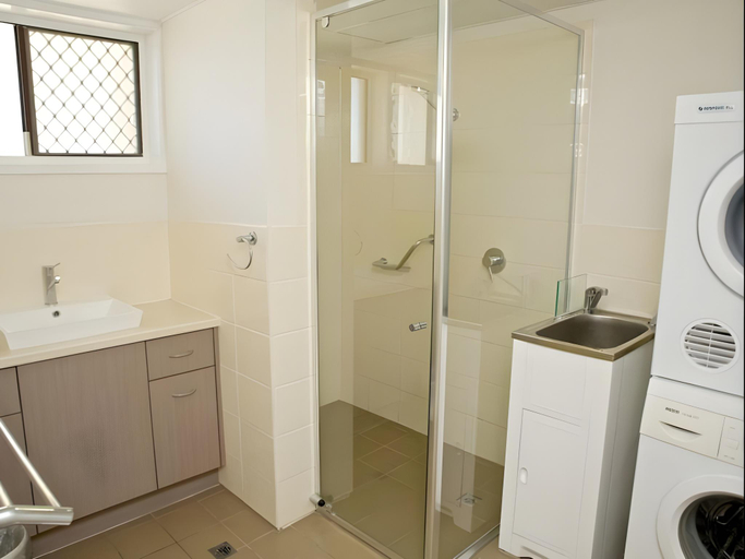 Bathroom, Queensleigh Holiday Apartments, Gold Coast