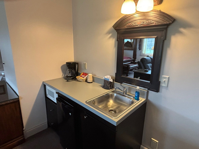 Private kitchenette, Green Gables Inn, Fillmore