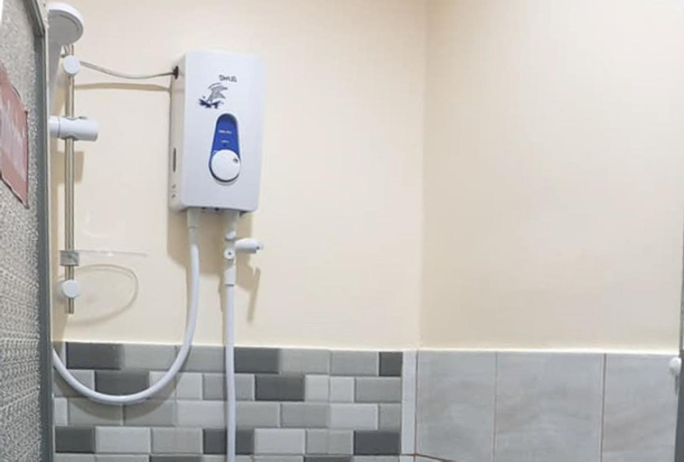 Bathroom, RGL Pinamalayan Condotel by RedDoorz, Pinamalayan
