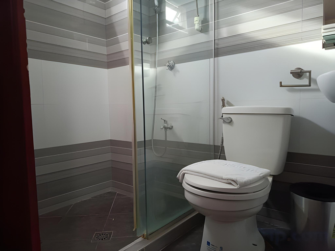 Bathroom, Hotel Juliana by RedDoorz, Tuguegarao City