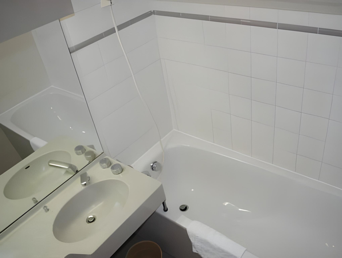 Bathroom 2, Hotel le Sacca, nouvelle equipe, Hautes-Pyrénées