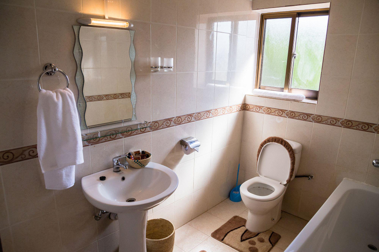 Bathroom 4, Brubru Lodge, Moshi Urban