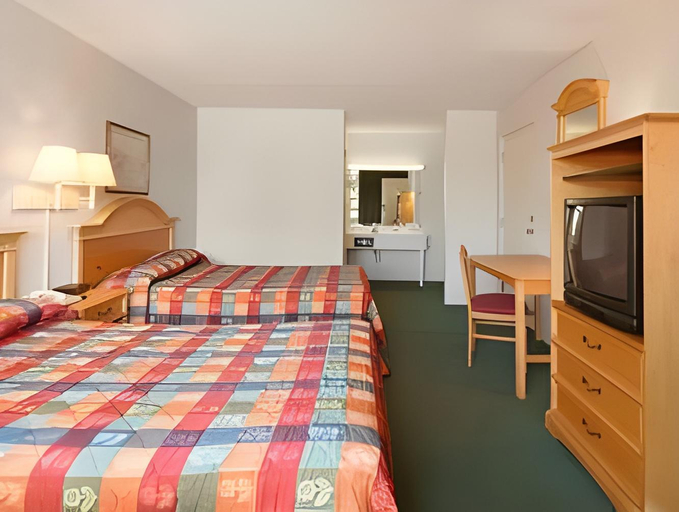 Bedroom 3, Days Inn by Wyndham Seneca, Oconee