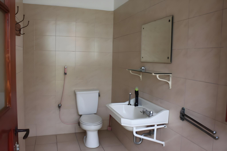 Bathroom 2, De Riau Guesthouse, Bandung