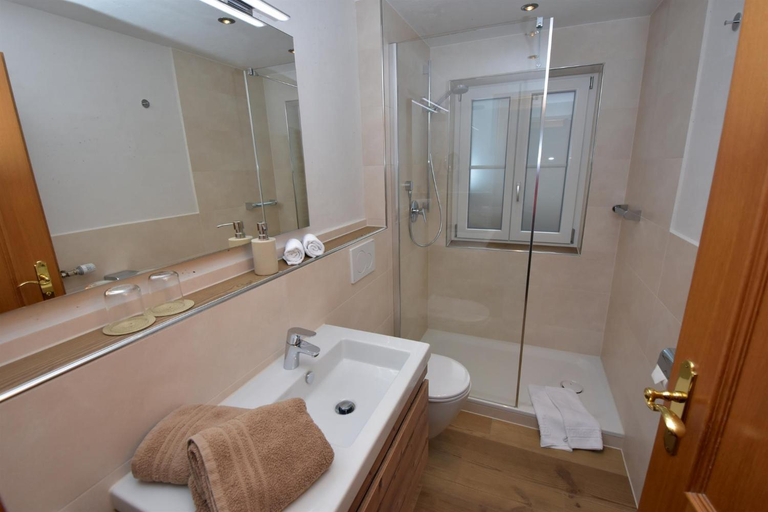 Bathroom 2, Haus Elisabeth, Garmisch-Partenkirchen