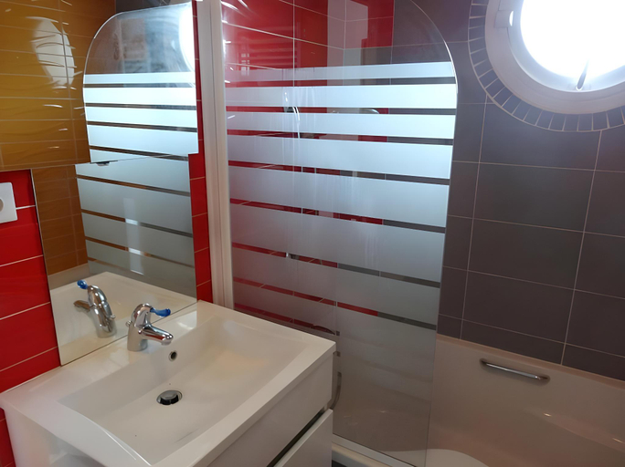 Bathroom 3, Aresia, Gironde
