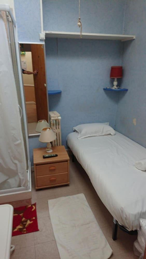 Bedroom 4, Hotel le Petit Chateau (ex hotel des amis), Hauts-de-Seine