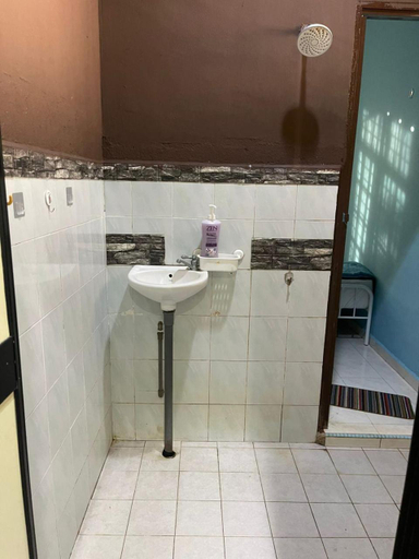 Bathroom 3, Homestay Taman Delima Paka Full AC & Free Wi-Fi , Dungun