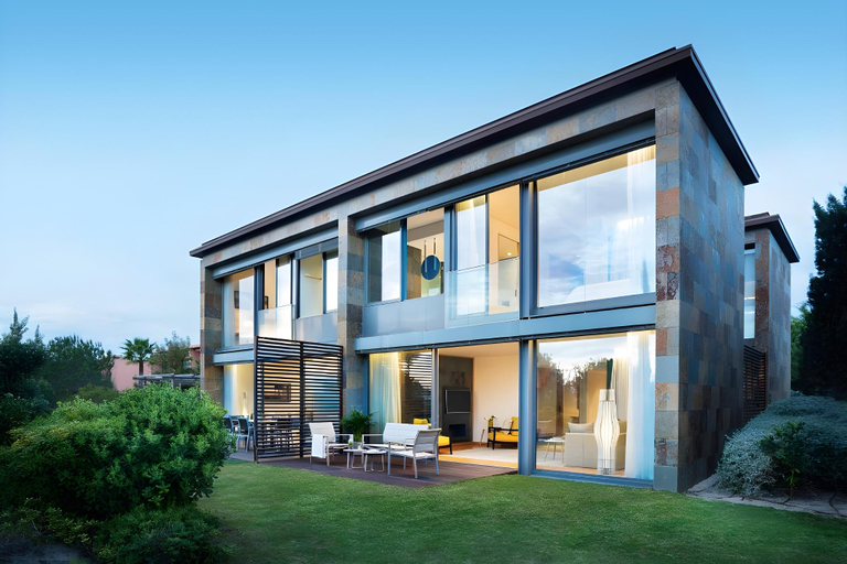 Exterior & Views