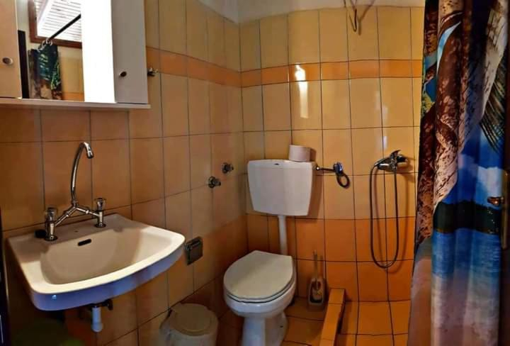 Bathroom, Sakis apartments, Central Macedonia