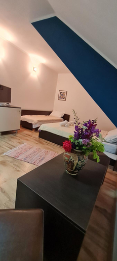 Others 5, Casa Cristal, Tuzla