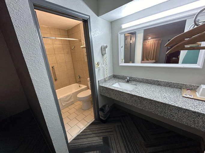 Bathroom 4, Motel 6 Ada, OK, Pontotoc