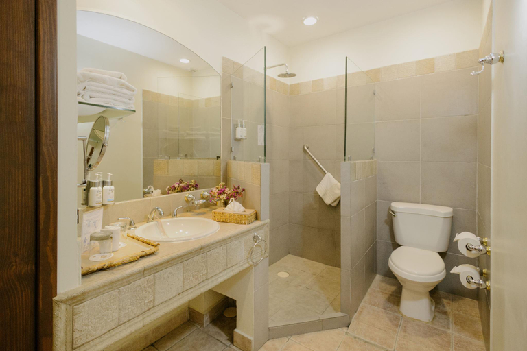 Bathroom 5, Hacienda Los Laureles, Del Centro