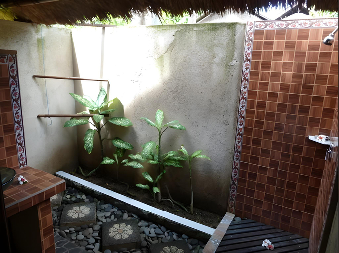 Bathroom 3, Nanuks Bungalows, Klungkung