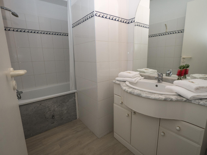 Bathroom 3, Residence Fort Socoa, Pyrénées-Atlantiques