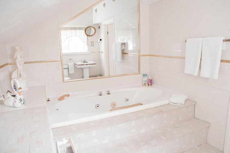 Bathroom 3, Andel Lodge & Restaurant, Cambridgeshire