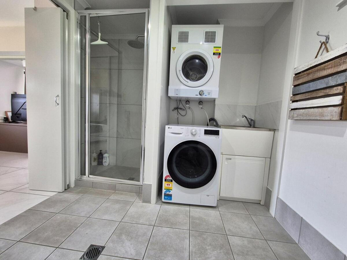 Bathroom 5, Southern Cross Atrium Apartments, Cairns