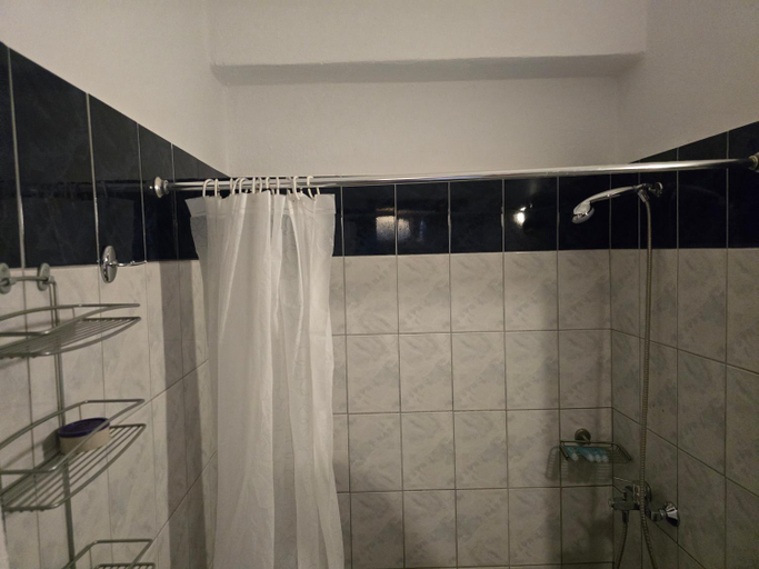 Bathroom 3, Spartacus House, Thessaly