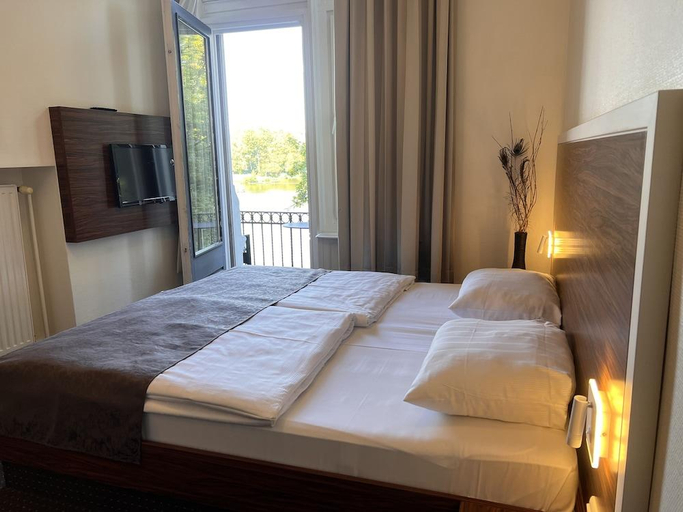 Bedroom 2, Hotel Excellent, Lübeck