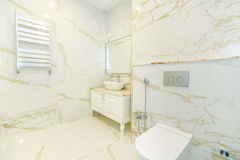 Bathroom 3, Luxury Apartment on Marioot Palace, Baku