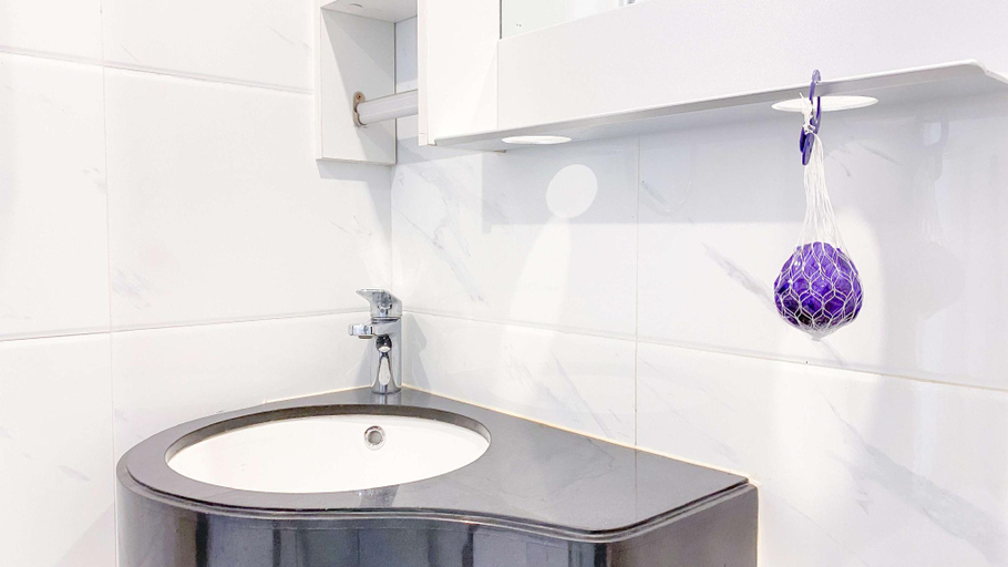 Bathroom 3, Homey Studio at Sky House Alam Sutera By Travelio, Tangerang
