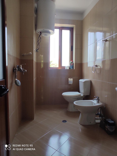 Bathroom 2, Rina's appartment, Skraparit