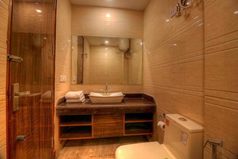 Bathroom 4, Hotel Viva Palace By OPO, Delhi