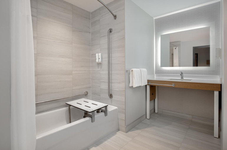 Bathroom 3, Quality Inn & Suites, Leeds and Grenville