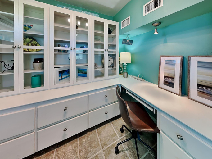 Others 5, Sea Breeze Escape, Nueces