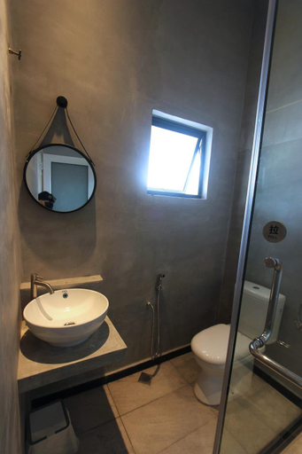 Bathroom, Tung's Tropika - with a wooden hut by a lake, Kinta