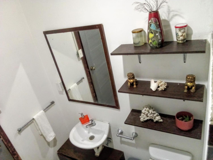 Bathroom 3, La Fogata, Puerto López