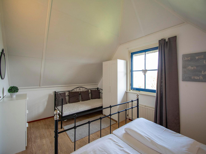 Bedroom 2, Villa in Callantsoog near the Beach, Zijpe