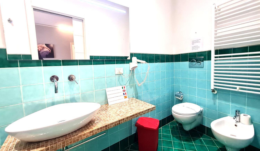 Bathroom 2, Dolce Vita suites, Florence
